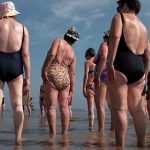 Personas mayores disfrutando de la playa un día soleado en la Costa del Sol