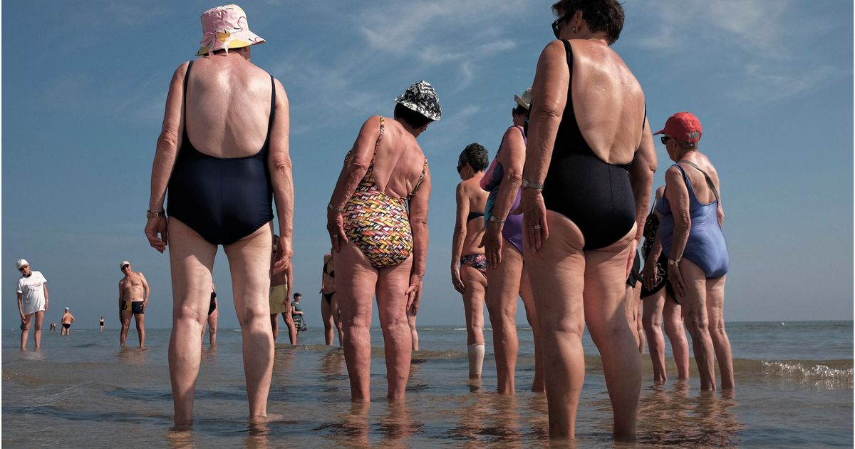 Ikäihminen viilentelee varjossa kuumana kesäpäivänä Aurinkorannikolla