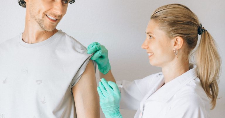 Flu and COVID-19 vaccine 2026-2027: a guide for elderly residents in the Costa del Sol and Benidorm