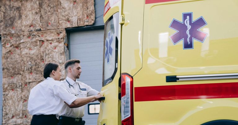 Schlaganfall an der Costa del Sol und in Benidorm: wie man ihn erkennt, warum man die 112 anrufen sollte und was der Schlaganfall-Code ist